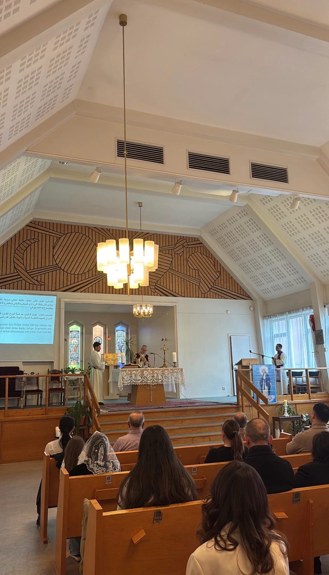 Stämningsfull bild inifrån kyrkan